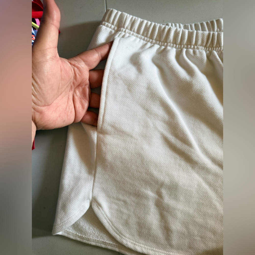 Wild Fable Women's High-Rise Fleece Shorts with Pockets White.
Size XXL - Picture 9 of 15